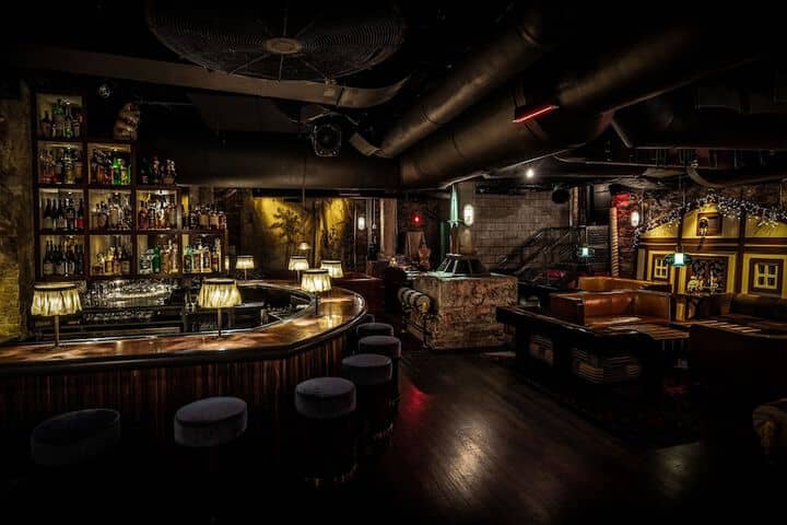 Lounge 76 of 86